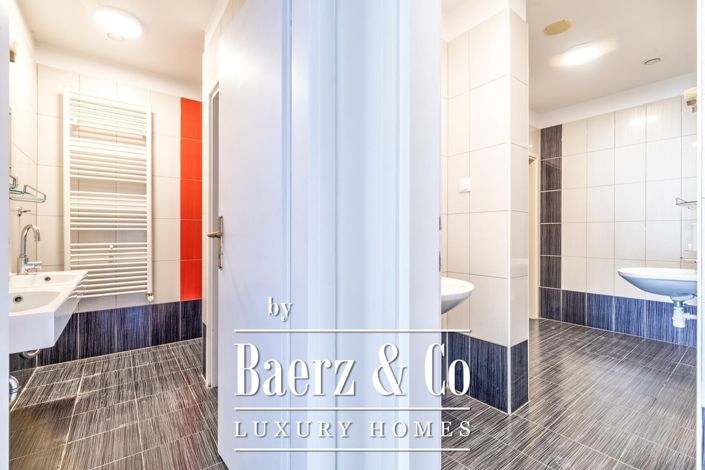 Image No.20-10 Bed Townhouse for sale