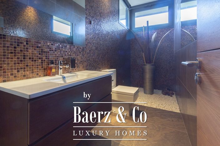 Image No.20-7 Bed Property for sale