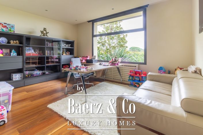 Image No.21-7 Bed Property for sale