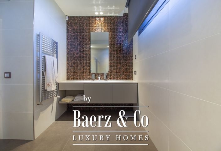 Image No.24-7 Bed Property for sale