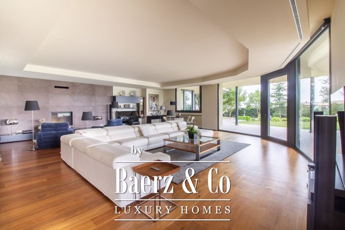 Image No.3-7 Bed Property for sale