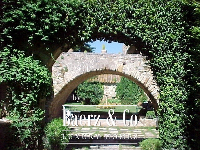 Image No.3-16 Bed Property for sale