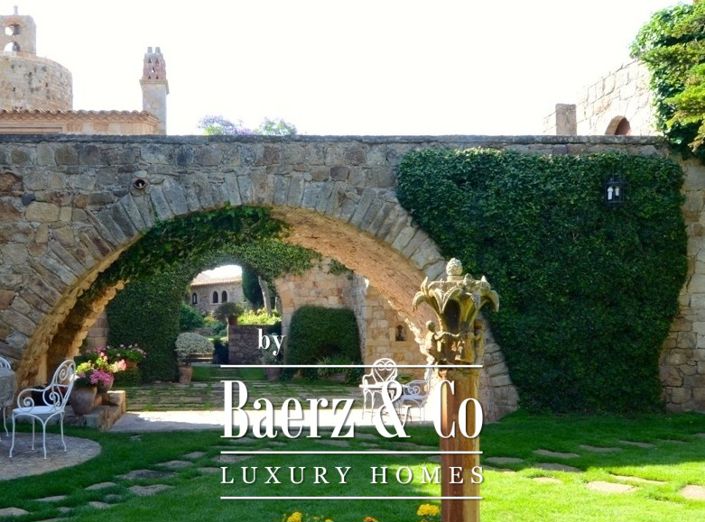 Image No.4-16 Bed Property for sale