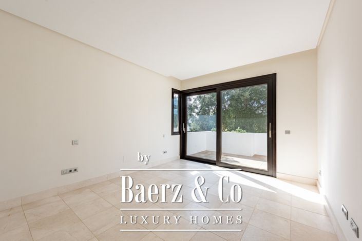 Image No.12-4 Bed Property for sale