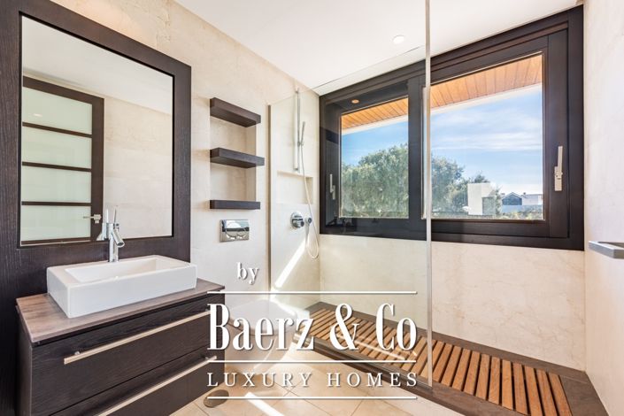 Image No.13-4 Bed Property for sale