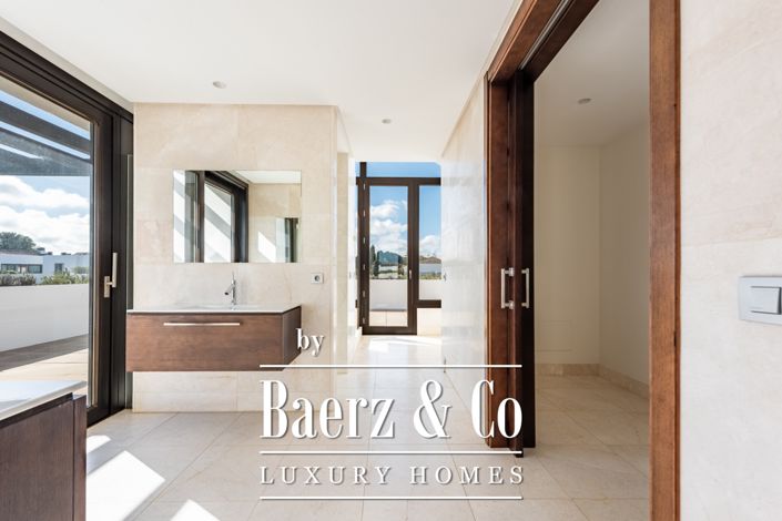 Image No.26-4 Bed Property for sale