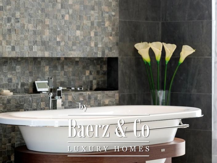 Image No.20-5 Bed House for sale