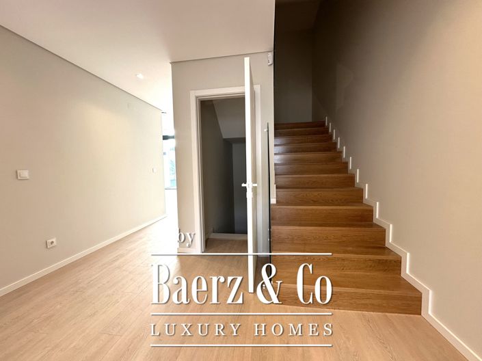 Image No.2-4 Bed House for sale