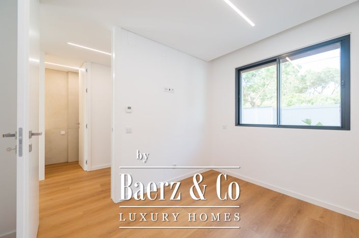 Image No.16-4 Bed House for sale