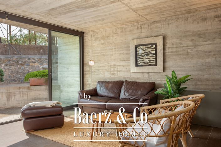 Image No.10-5 Bed Property for sale