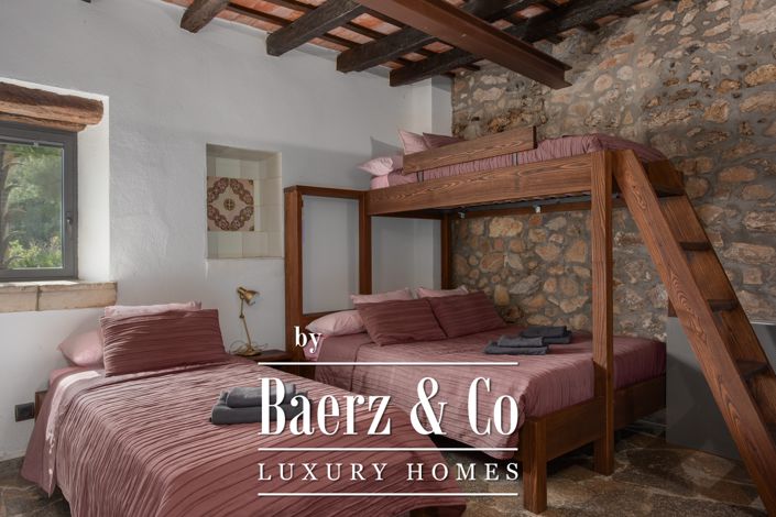 Image No.12-5 Bed Property for sale