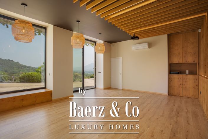 Image No.21-5 Bed Property for sale