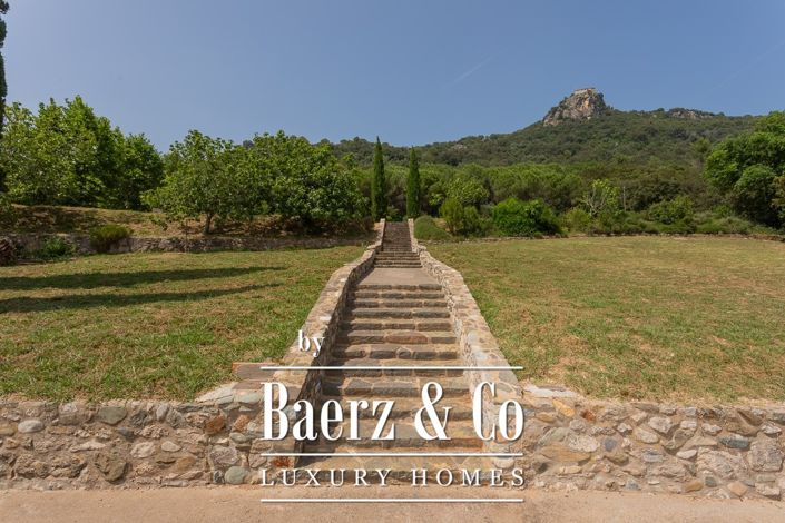 Image No.28-5 Bed Property for sale