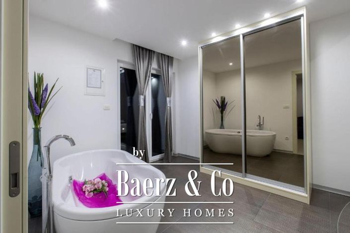 Image No.17-4 Bed Townhouse for sale