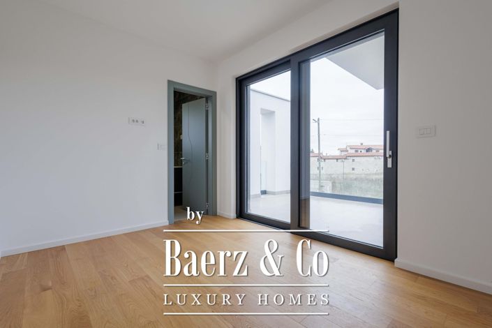 Image No.12-4 Bed Townhouse for sale