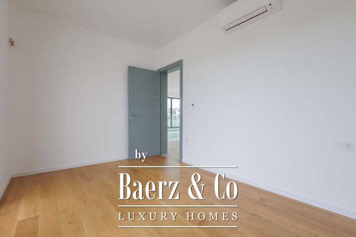 Image No.13-4 Bed Townhouse for sale