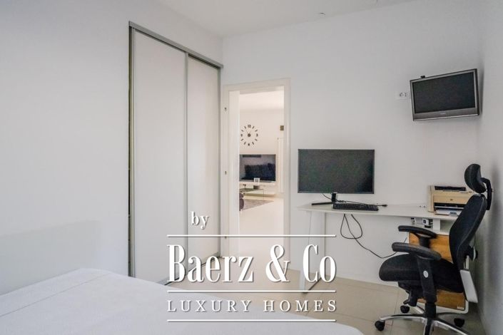 Image No.18-10 Bed Townhouse for sale