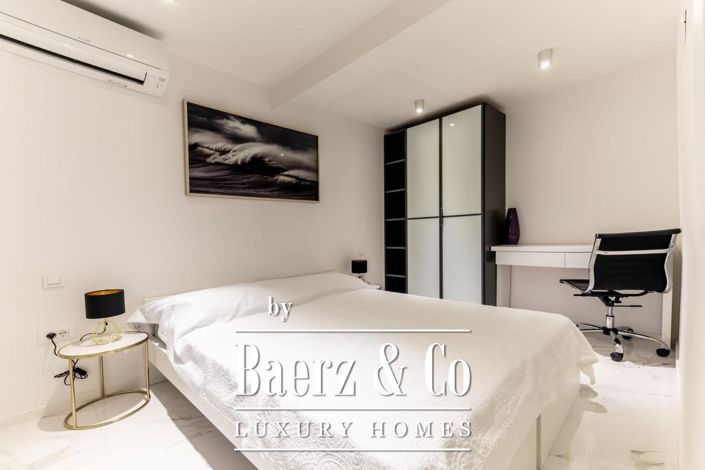 Image No.20-10 Bed Townhouse for sale