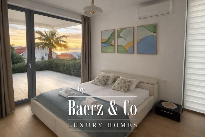 Image No.12-4 Bed Townhouse for sale