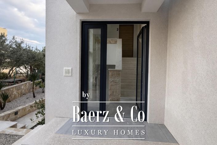 Image No.20-4 Bed Townhouse for sale