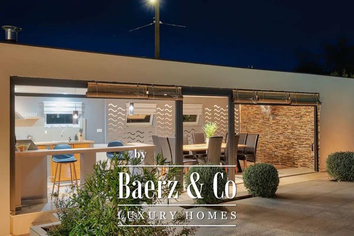 Image No.17-6 Bed Townhouse for sale