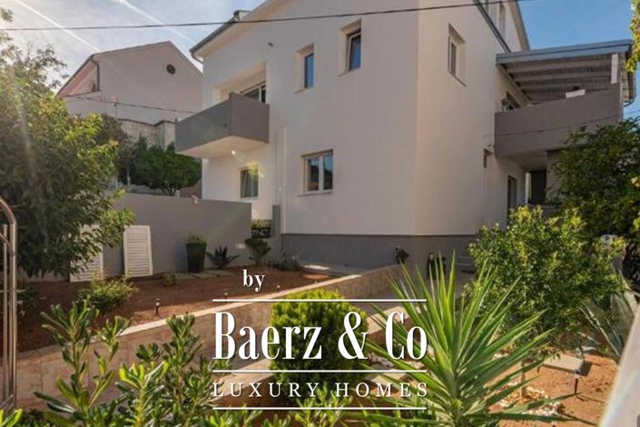 Image No.20-6 Bed Townhouse for sale