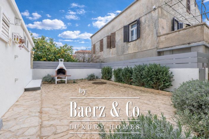 Image No.9-6 Bed Townhouse for sale