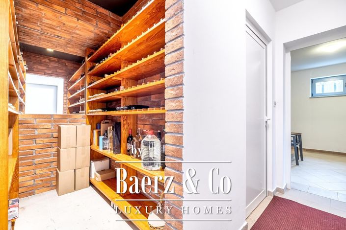 Image No.17-4 Bed Townhouse for sale