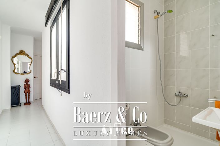 Image No.17-4 Bed Property for sale