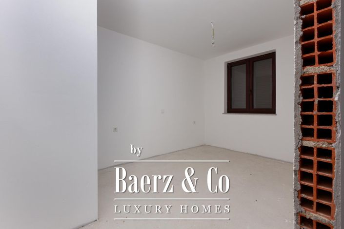 Image No.10-4 Bed Townhouse for sale