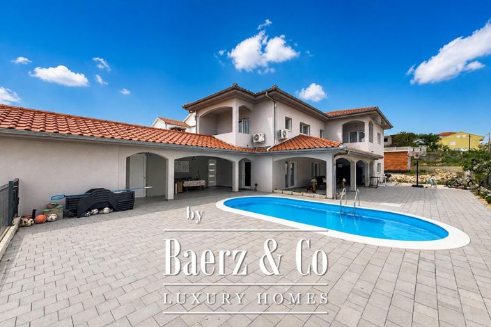 Image No.2-6 Bed Townhouse for sale