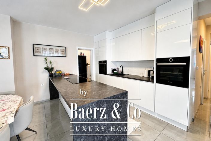 Image No.6-6 Bed Townhouse for sale