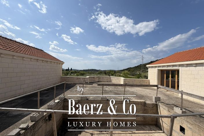 Image No.15-6 Bed Townhouse for sale