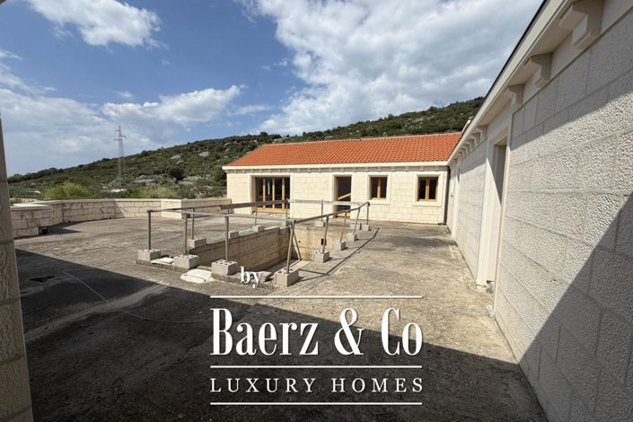 Image No.16-6 Bed Townhouse for sale