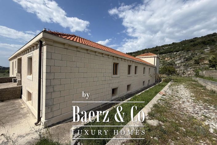 Image No.19-6 Bed Townhouse for sale