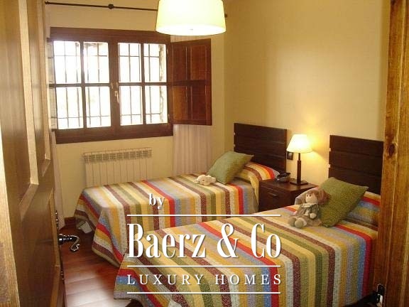 Image No.11-8 Bed Property for sale