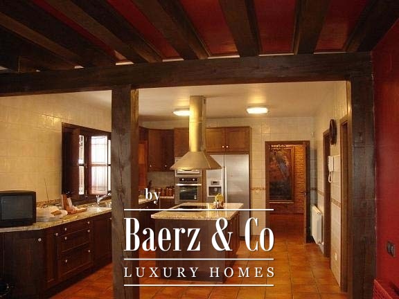 Image No.8-8 Bed Property for sale