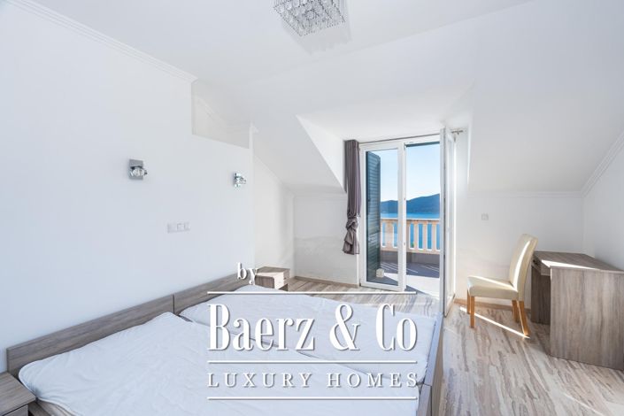 Image No.18-6 Bed Townhouse for sale