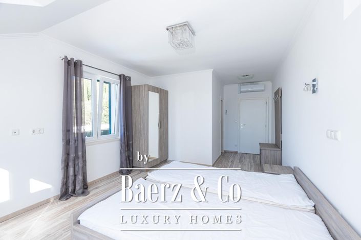 Image No.19-6 Bed Townhouse for sale