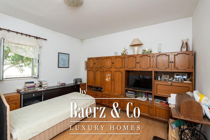 Image No.24-8 Bed House for sale
