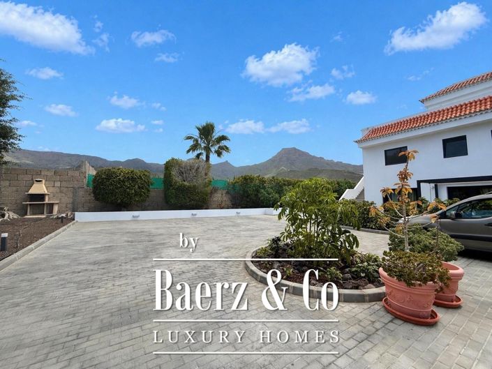 Image No.9-8 Bed Villa for sale