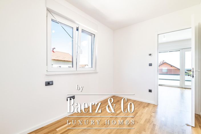 Image No.10-6 Bed Townhouse for sale