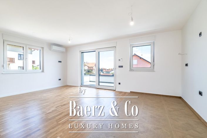 Image No.2-6 Bed Townhouse for sale