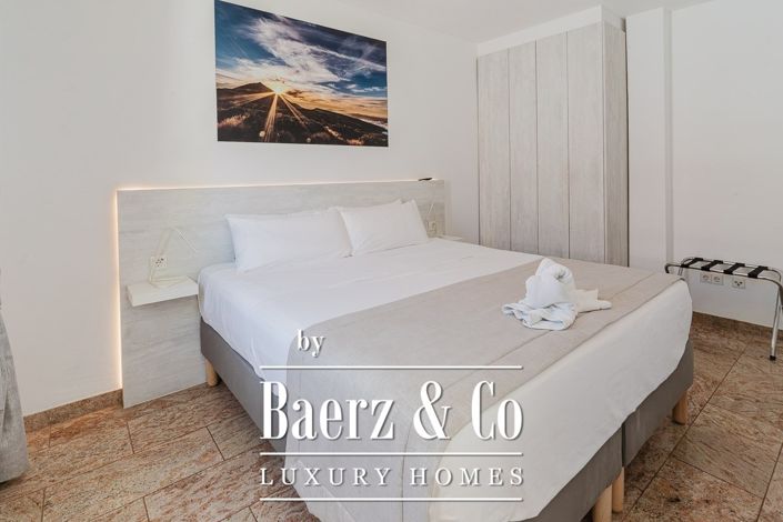 Image No.20-12 Bed Property for sale