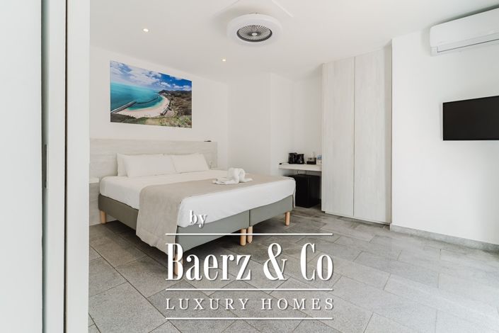 Image No.42-12 Bed Property for sale