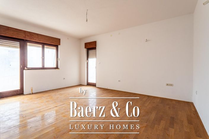 Image No.17-9 Bed Property for sale