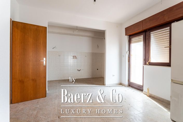 Image No.20-9 Bed Property for sale