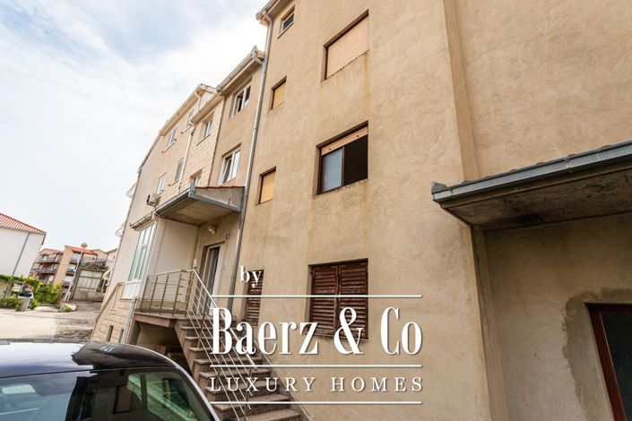 Image No.5-9 Bed Property for sale