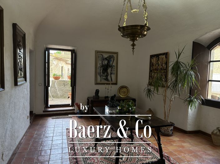 Image No.20-5 Bed Property for sale