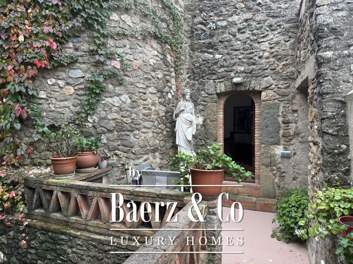 Image No.26-5 Bed Property for sale